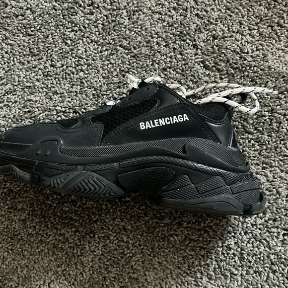 Like new black balenciaga  sneakers size 38 which is a size 7 - Picture 6 of 9